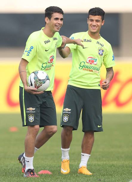 Oscar scherza con Coutinho (foto Rafael Ribeiro/CBF)